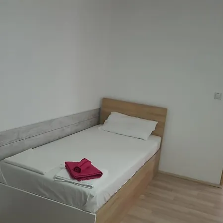 Ela Ela Konukevi